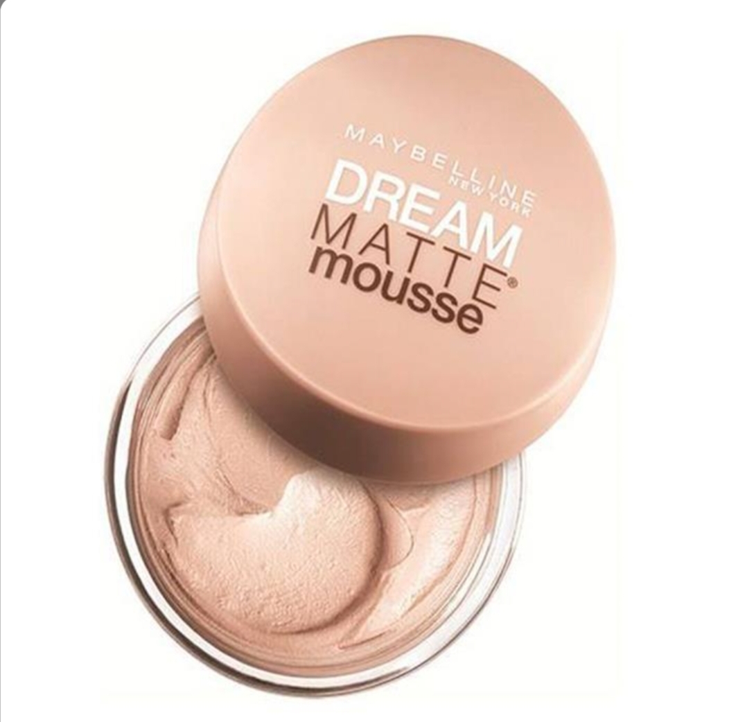 “موس میبلین Dream Matte Mousse شماره ۰۵،""مناسب پوست چرب و مختلط، با پوشش مات و سبک برای ظاهری طبیعی و بی‌نقص."